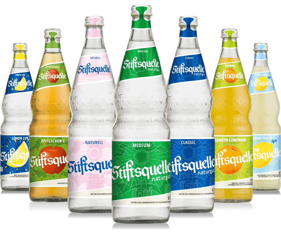 Verschiedene Stiftsquelle Glasflaschen mit Mineralwasser, Apfelschorle und Limonaden in unterschiedlichen Sorten und farbigen Etiketten.